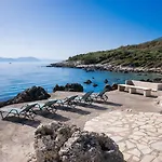 Ostria Villa *